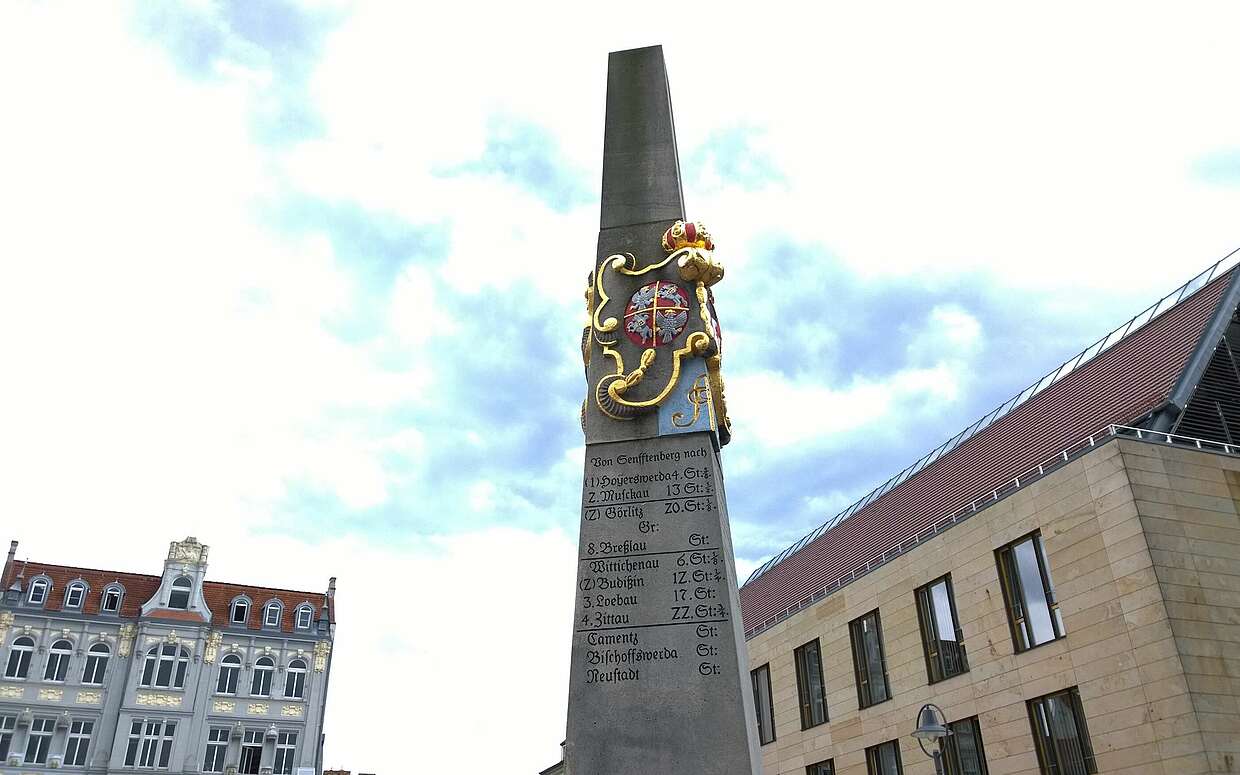 Wie weit ist es bis nach Sachsen? Die rekonstruierte Postmeilensäule auf dem Senftenberger Marktplatz gibt Auskunft.