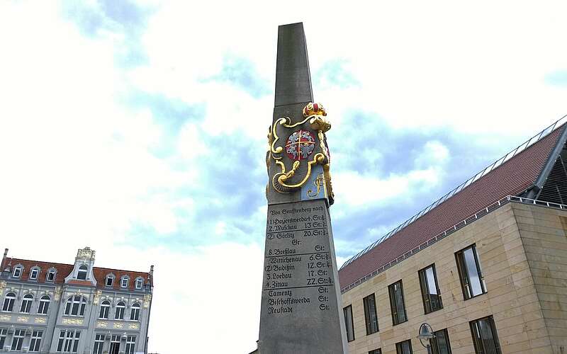 



        
            Postmeilensäule auf dem Marktplatz in Senftenberg,
        
    

        Foto: TMB-Fotoarchiv/Matthias Fricke
    