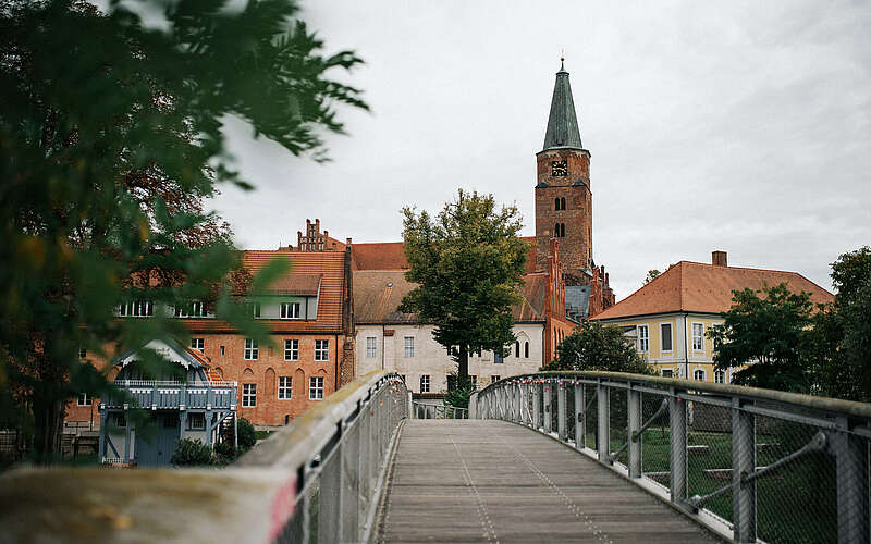



        
            Brücke Blickrichtung Dom St. Peter und Paul,
        
    

        Foto: Tourismusverband Havelland e.V./Steven Ritzer
    