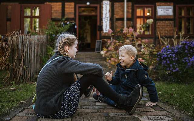 Spielende Kinder vor dem Restaurant