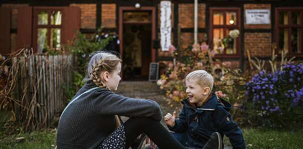 Spielende Kinder vor dem Restaurant