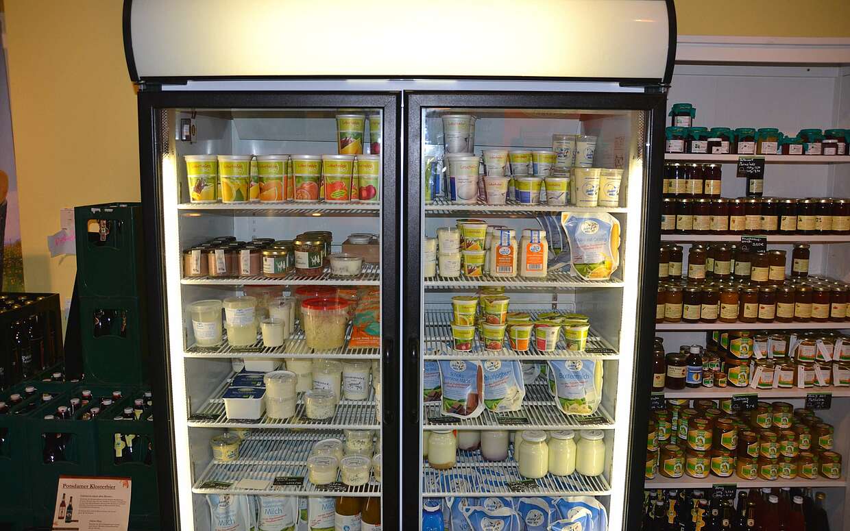 Volle Regale mit Produkten aus Brandenburg: zum Beispiel Joghurt aus dem Barnimer Land, Fruchtaufstriche aus der Uckermark und Milch aus Angermünde.
