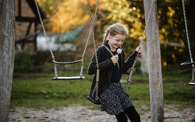 Schaukeln auf dem Spielplatz