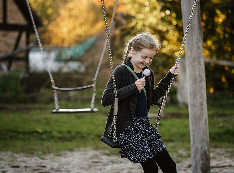 Schaukeln auf dem Spielplatz