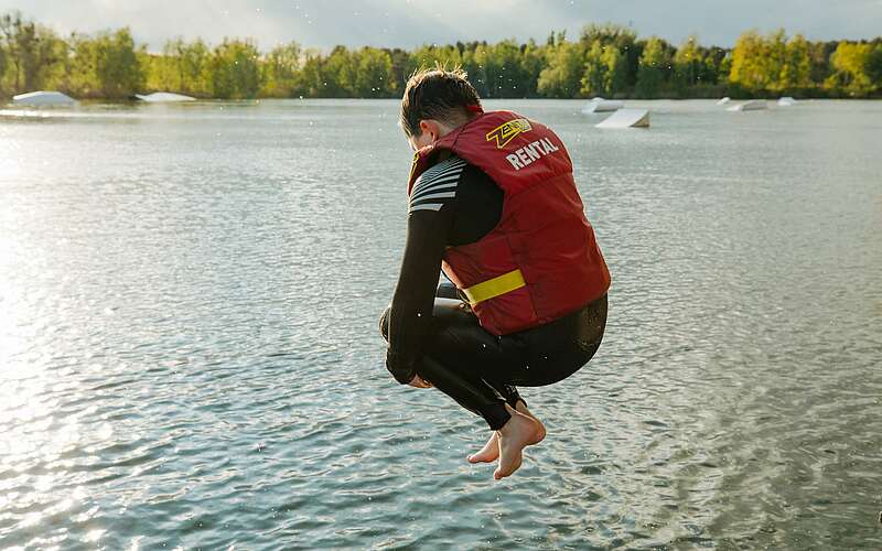 



        
            Junge springt ins Wasser im Wakepark Ruhlsdorf ,
        
    

        Foto: TMB Fotoarchiv/Julia Nimke
    