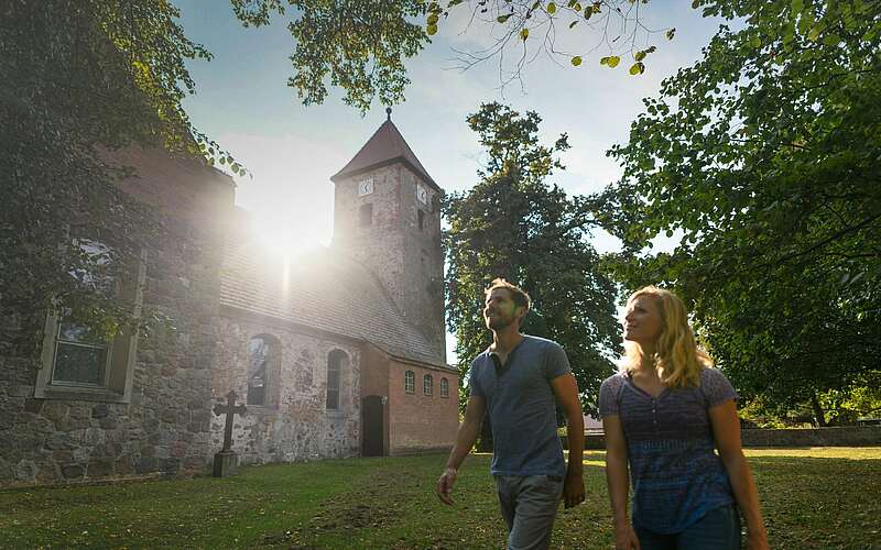 



        
            Besucher vor der alten Feldsteinkirche in Menz,
        
    

        Foto: TMB-Fotoarchiv/Wolfgang Ehn
    