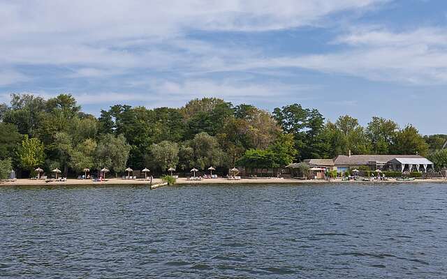 Blick von der Havel auf das Strandbad Caputh