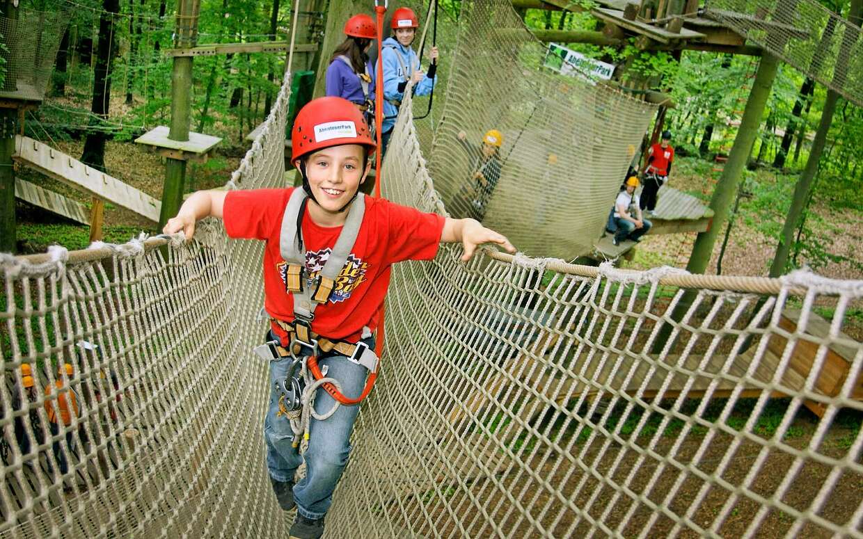 Auf einer Hängebrücke im Abenteuerpark Potsdam