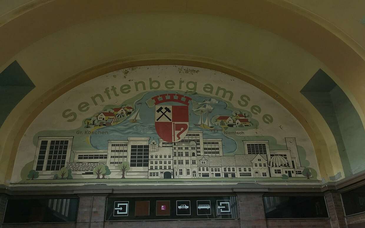 Seestadt schon zu DDR-Zeiten: Grafik Im Bahnhof Senftenberg
