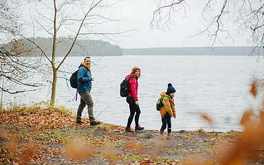 Familienwanderung am Stechlinsee