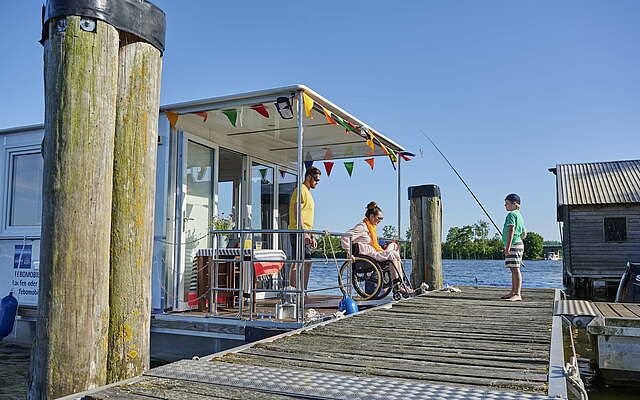 Rechlin Müritz Barrierefreier Urlaub mit der Familie auf dem Hausboot 