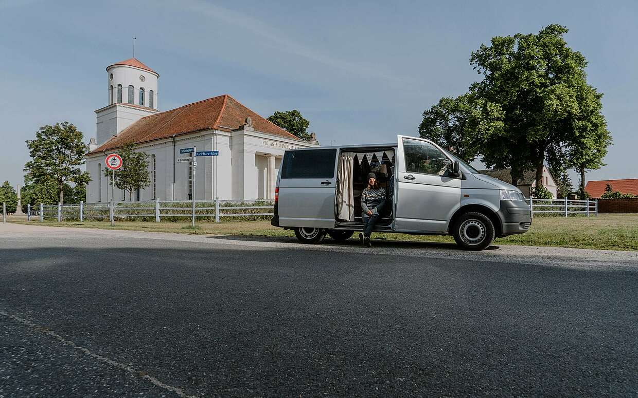 Van vor der Schinkelkirche in Neuhardenberg