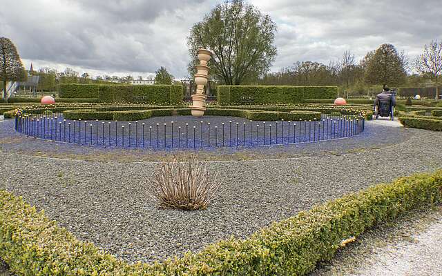 Rollstuhlfahrer im Schlosspark Oranienburg