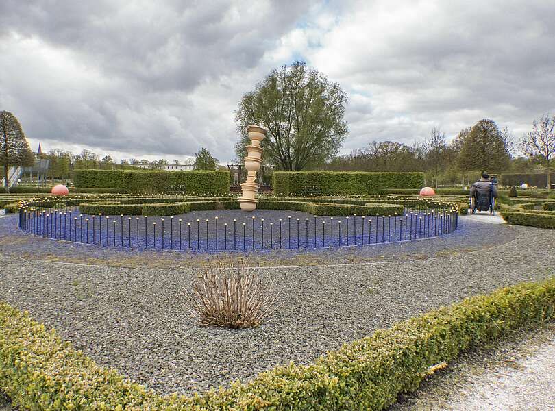 Rollstuhlfahrer im Schlosspark Oranienburg