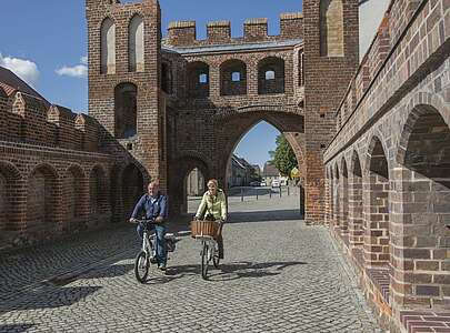 Radfahrer am Stadttor von Jüterbog