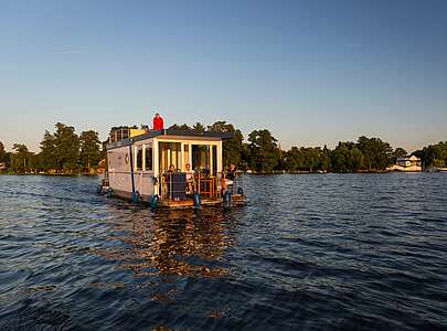 Barrierefreies Hausboot auf See