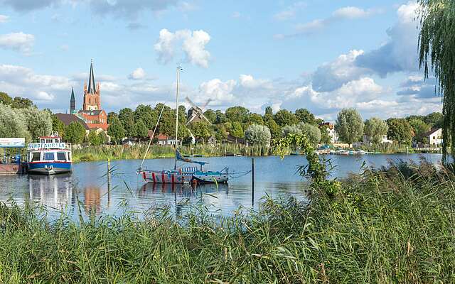 Blick auf die Werderaner Altstadt am Wasser