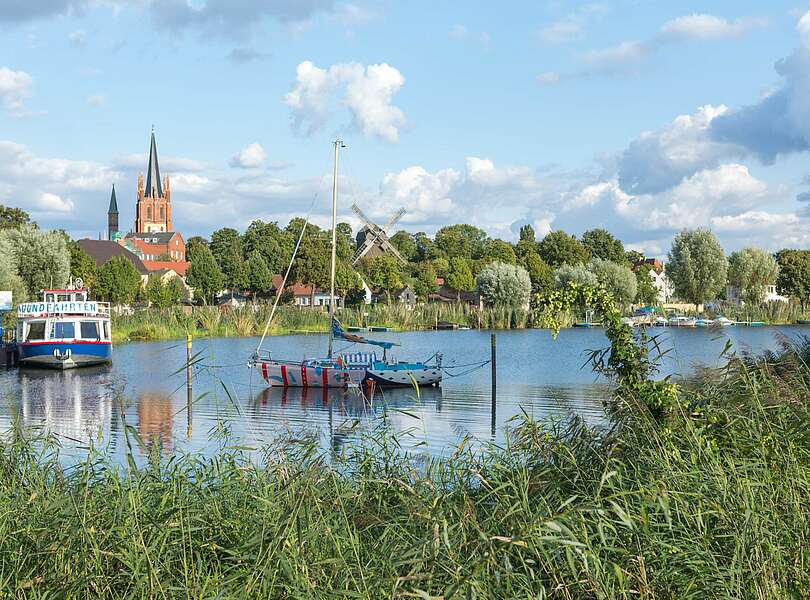 Blick auf die Werderaner Altstadt am Wasser