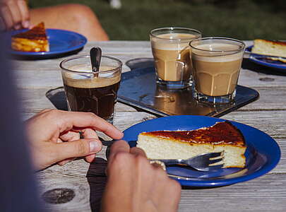 Kaffee und Kuchen bei Sonnenschein