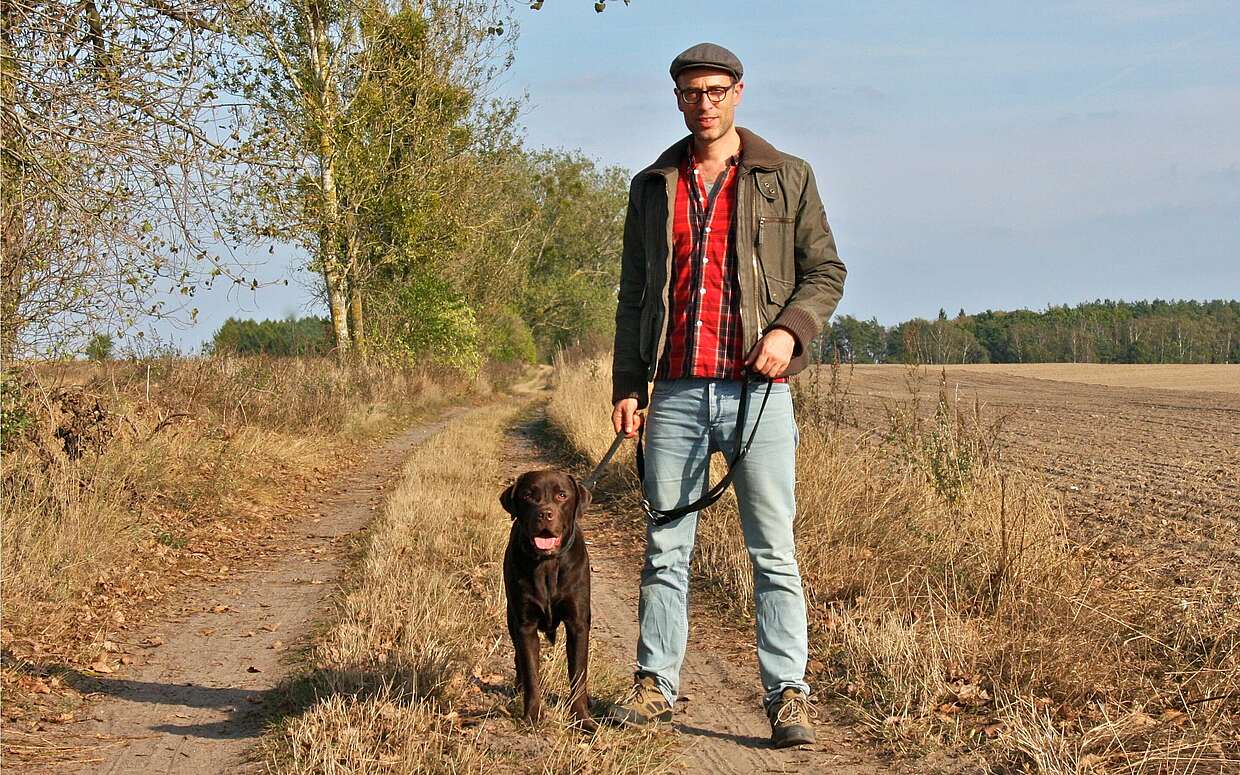 Alexander Schug auf Wanderung mit seinem Hund Otto