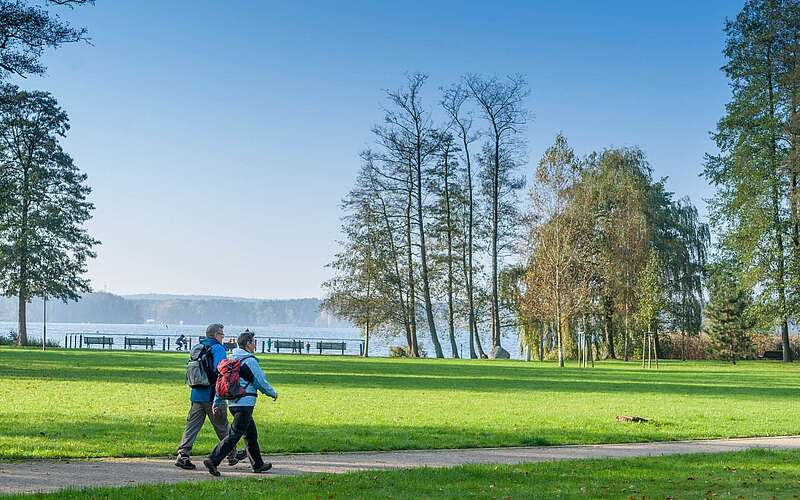 



        
            Spaziergänger am Scharmützelsee,
        
    

        Foto: TMB-Fotoarchiv/Steffen Lehmann
    