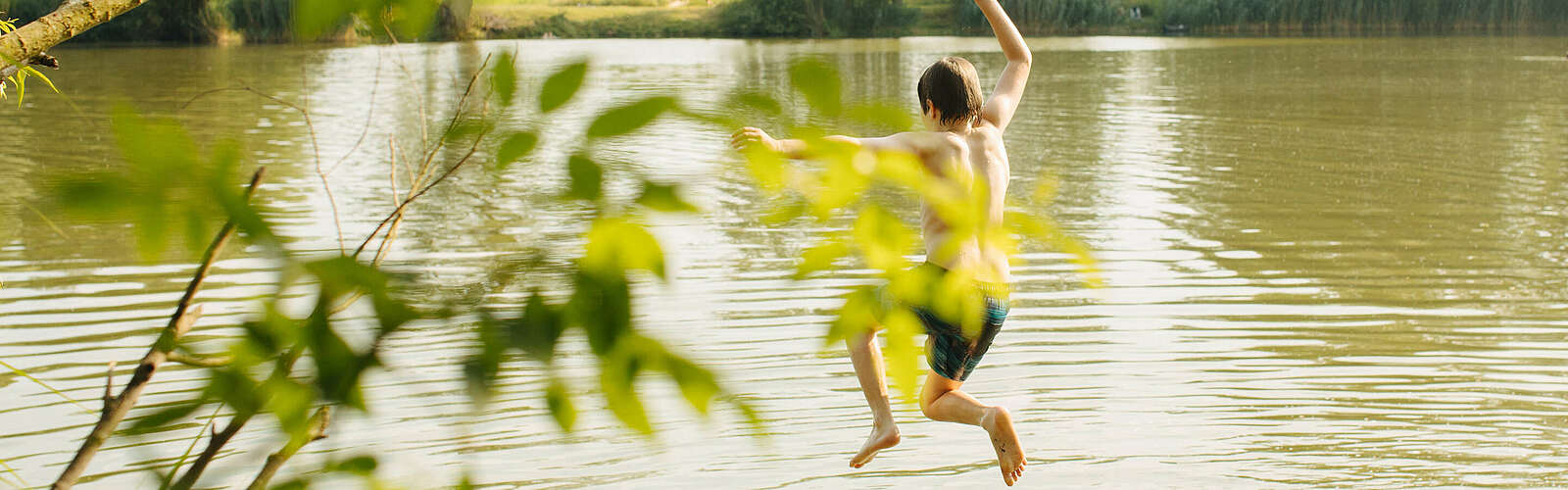 Kind springt in den Badesee,
        
    

        Foto: TMB-Fotoarchiv/Julia Nimke