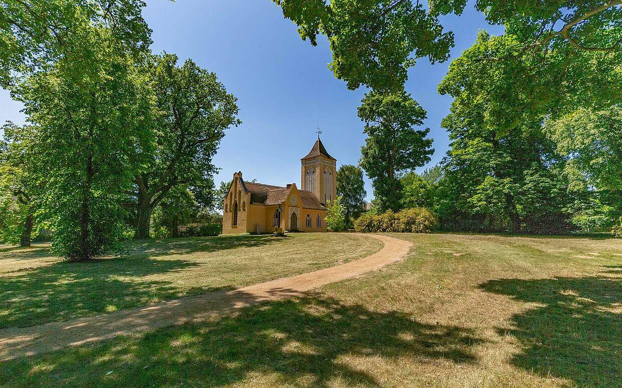 Malerisch gelegen: die Kirche von Paretz