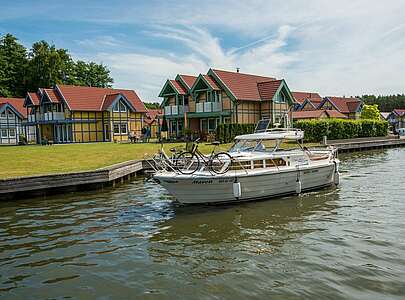 Motorboot im Maritim Hafendorf Rheinsberg