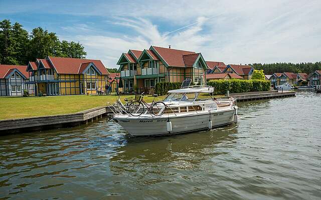 Motorboot im Maritim Hafendorf Rheinsberg