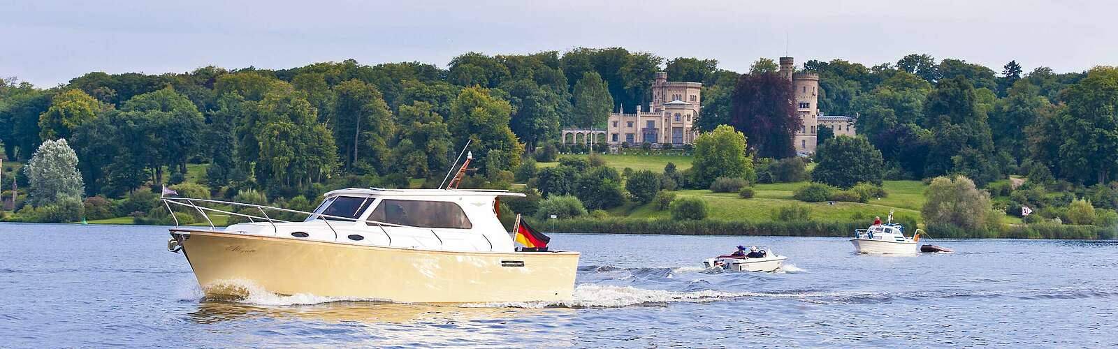 Bootfahrer auf der Havel vor Schloss Babelsberg,
        
    

        Foto: TMB-Fotoarchiv/Yorck Maecke