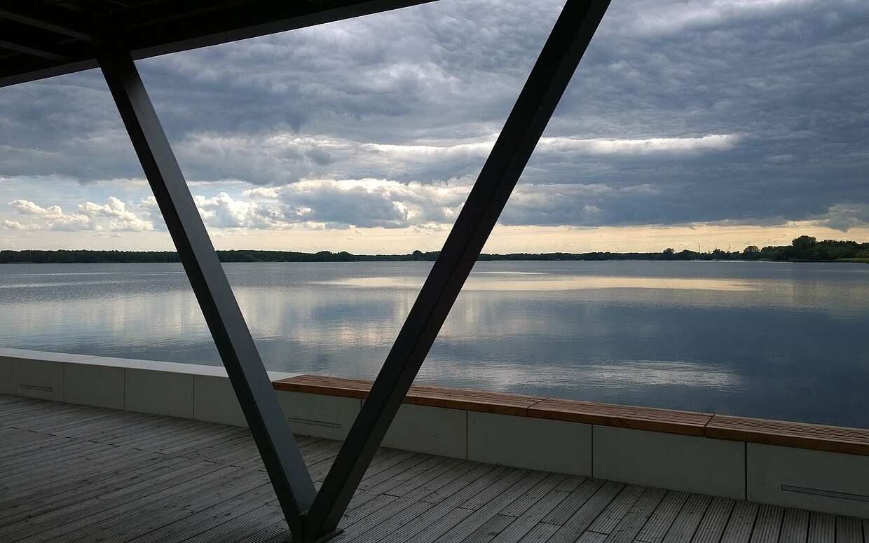 80 Meter ragt die neue Stadthafenbrücke in den Senftenberger See