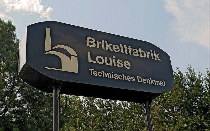 



        
            Eingangsschild zur Brikettfabrik Louise,
        
    

        Foto: TMB-Fotoarchiv/Matthias Schäfer
    