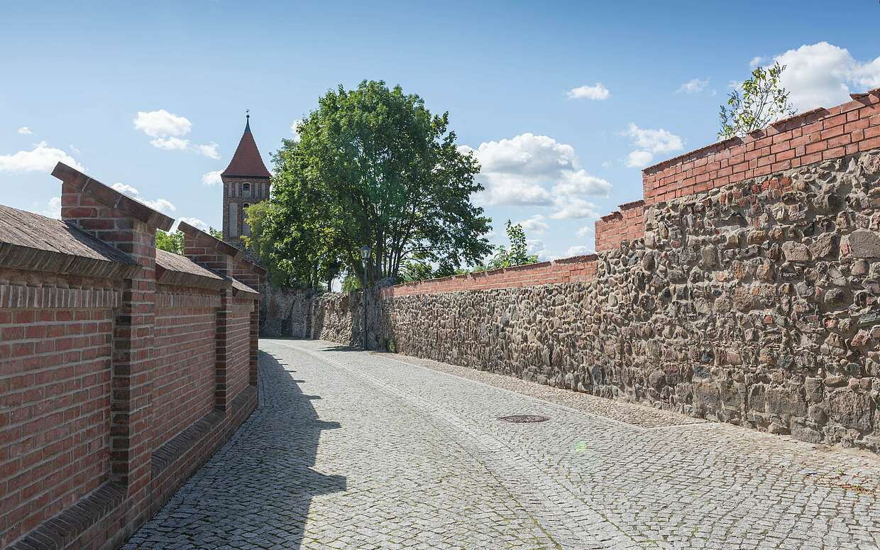 Hielt früher die Feinde ab: Reste der alten Stadtmauer von Jüterbog.