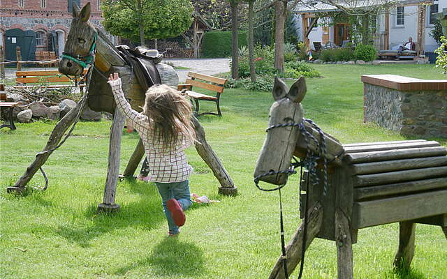 Holzpferde auf dem Rüsterhof