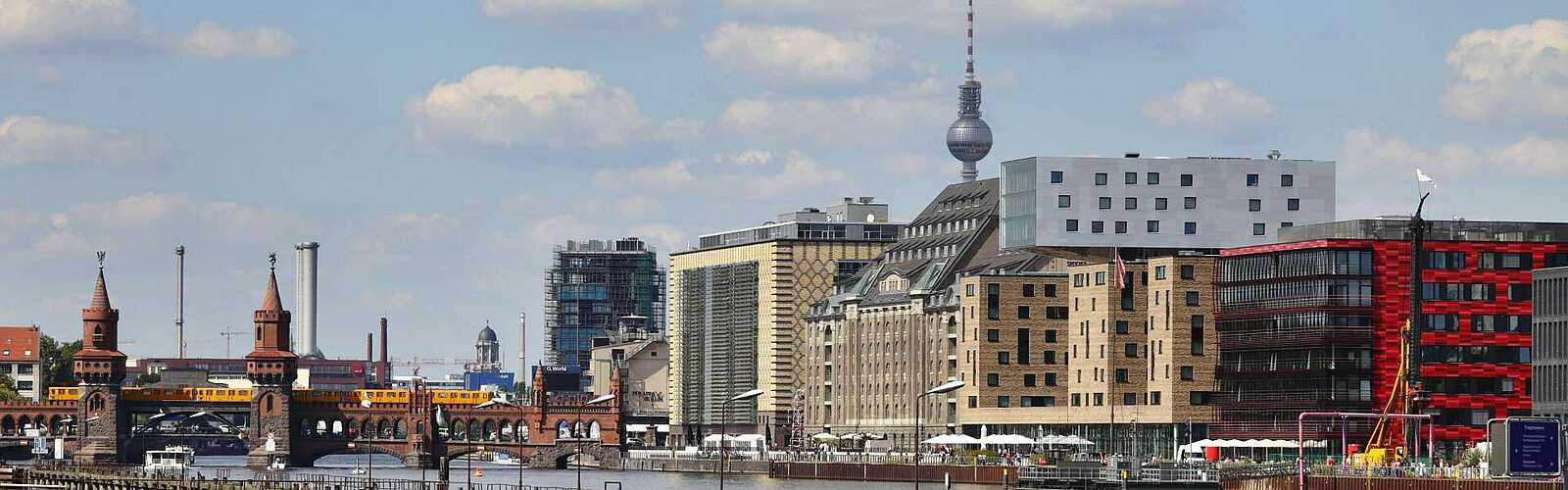 Blick auf den Berliner Osthafen mit Oberbaumbrücke,
        
    

        Foto: bzi Berliner Zentrum Industriekultur/Andreas Muhs
