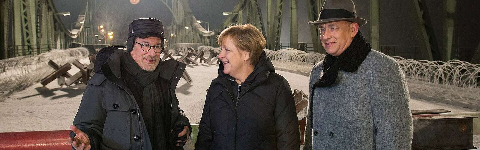 Angela Merkel besucht Spielberg und Tom Hanks beim Dreh,
        
    

        
            Foto: Bundesregierung/Berg