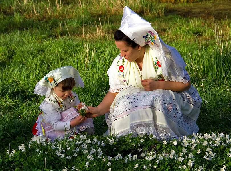 Mutter und Kind in sorbischen Trachten