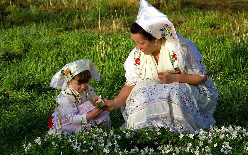 



        
            Mutter und Kind in sorbischen Trachten,
        
    

        Foto: TMB-Fotoarchiv/Peter Becker
    