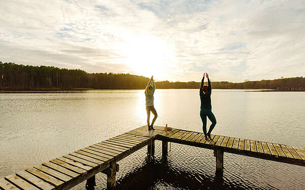 Yoga auf dem Steg