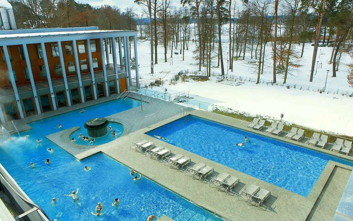 Die SaarowTherme in Bad Saarow im winterlichen Gewand