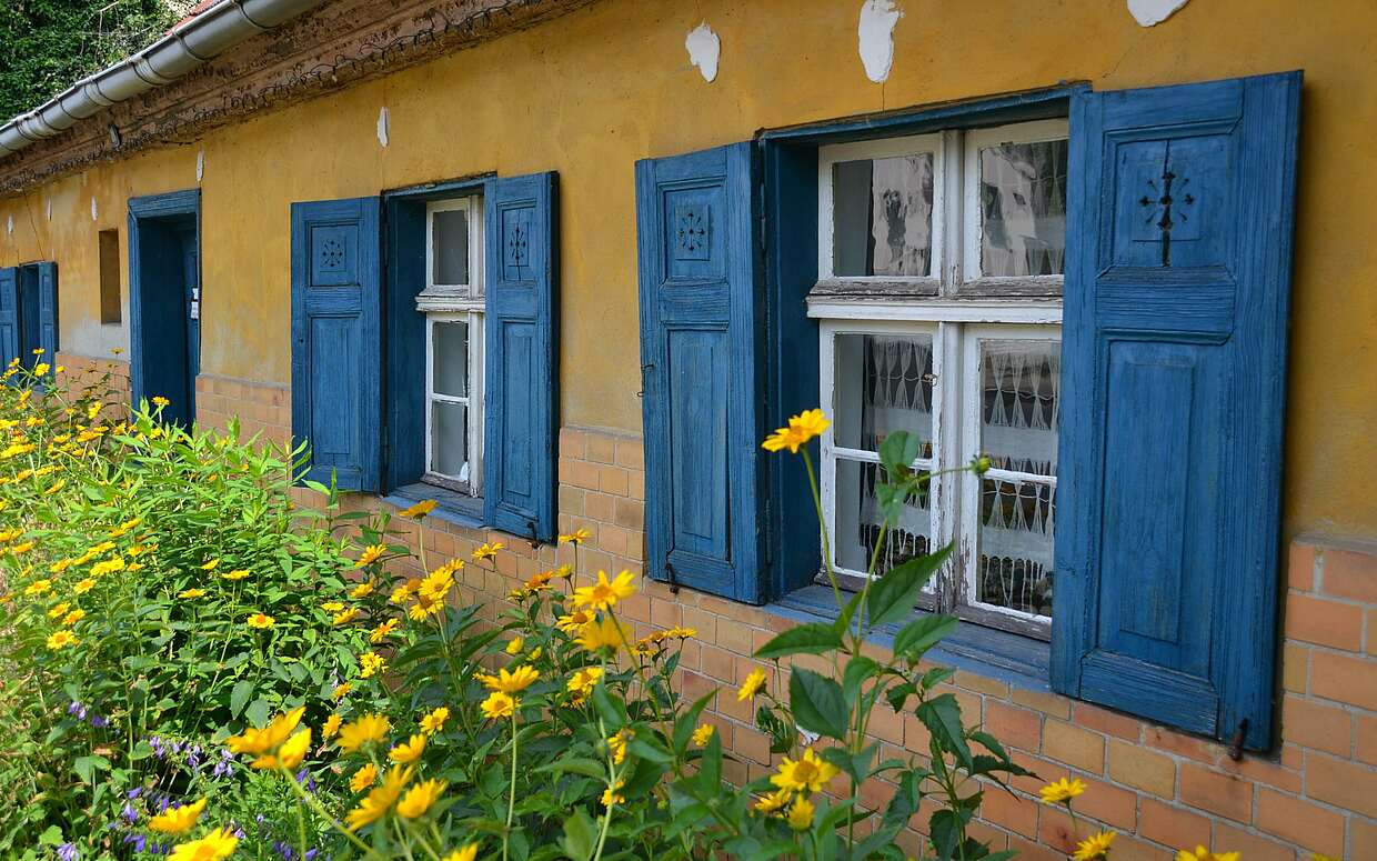 Hinter dieser Fassade befindet sich die wohl älteste und größte Handweberei in Deutschland.