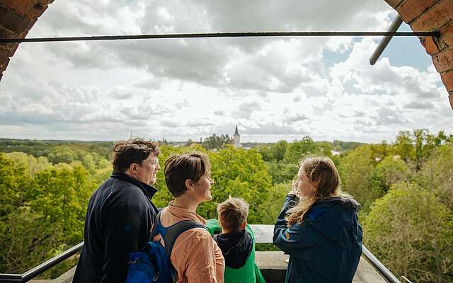 Familie schaut vom Kaiser-Friedrich-Turm