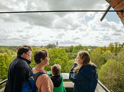 Familie schaut vom Kaiser-Friedrich-Turm