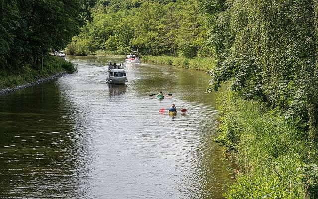 Kanus und Motorboote im Ruppiner Seenland 