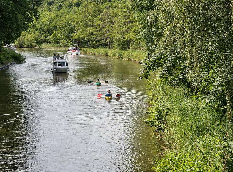 Kanus und Motorboote im Ruppiner Seenland 