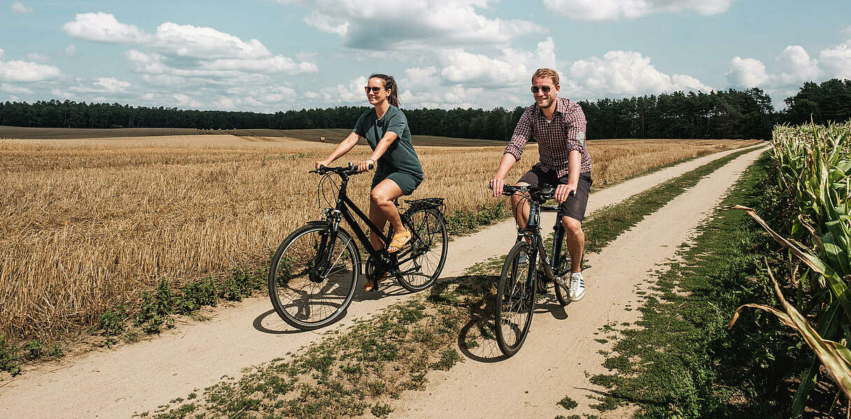 Paar auf Fahrrädern  