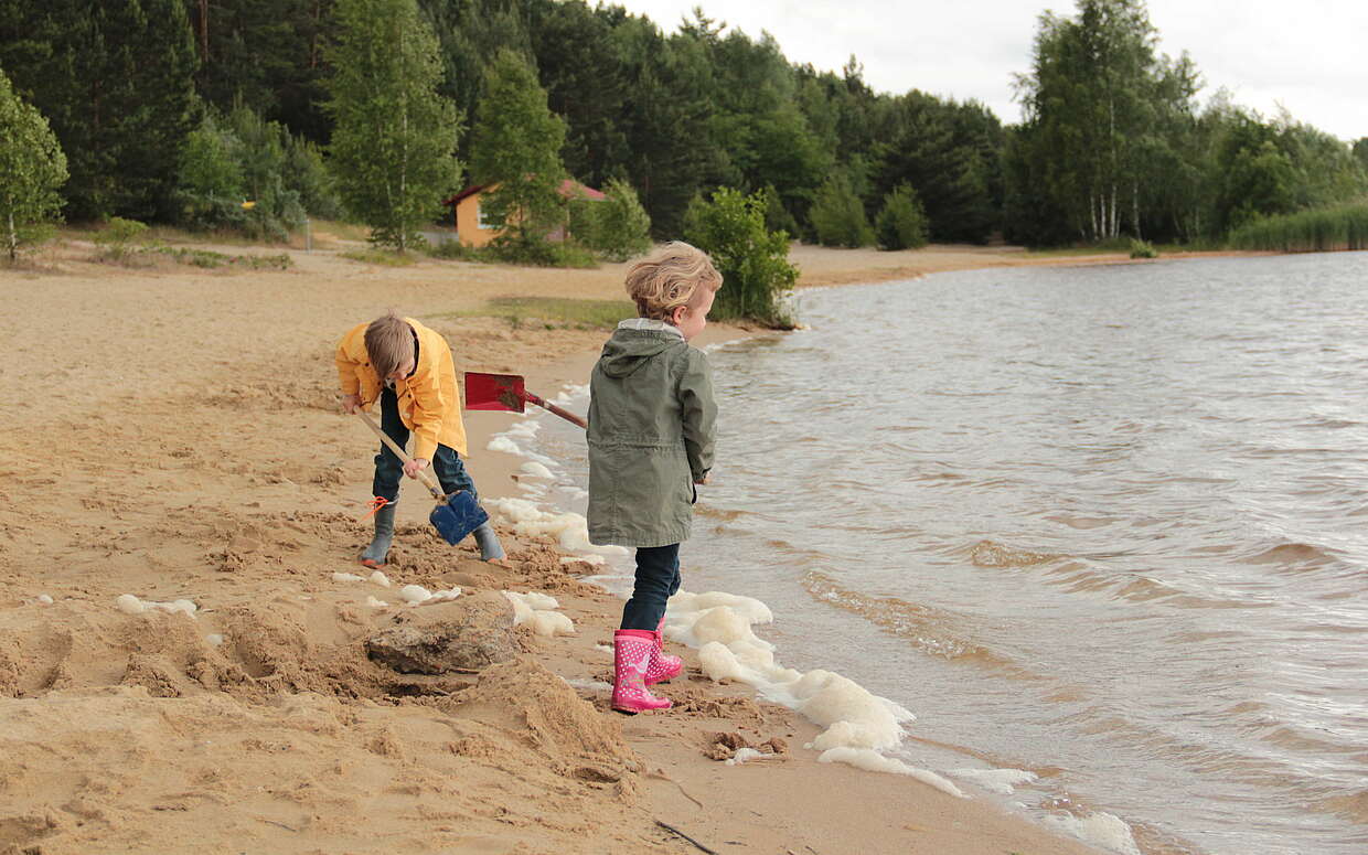 Kinder spielen am Senftenberger See