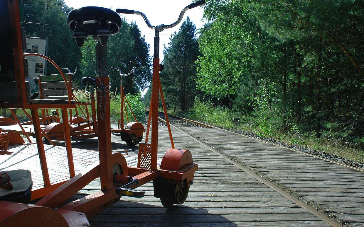 Auch Kombi-Touren sind im Naturpark Uckermärkische Seen möglich: Eine Etappe mit der Draisine und die andere mit dem Kanu oder Floß zurücklegen.