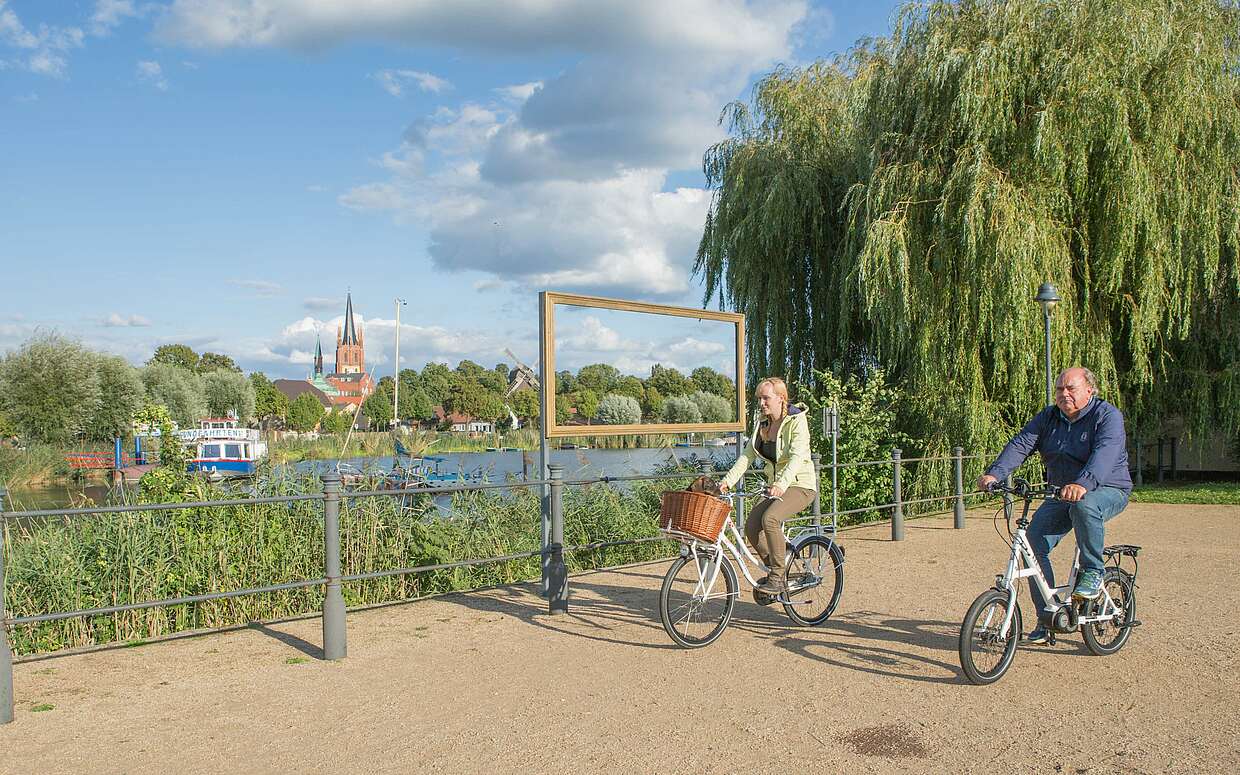 Radfahrer vor der Altstadt von Werder Havel