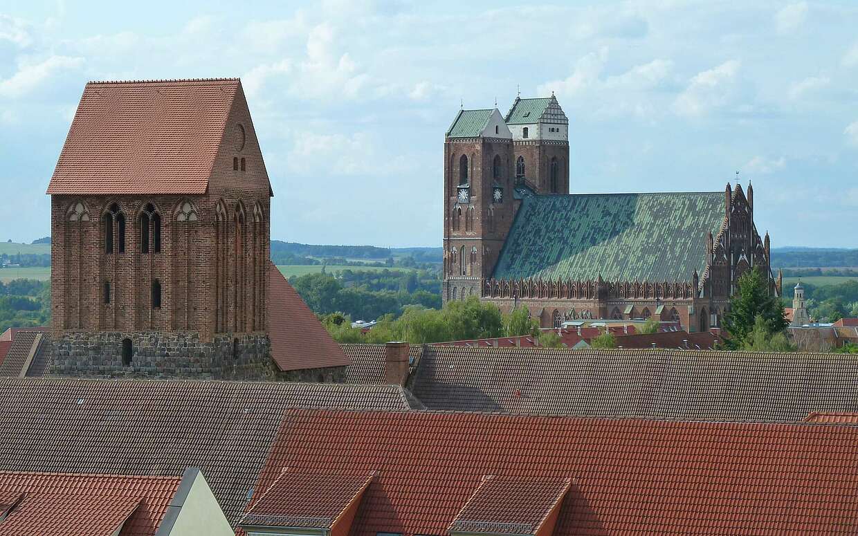 Blick vom Schwedter Torturm über Prenzlau auf die Marienkirche sowie links das Dominikanerkloster.